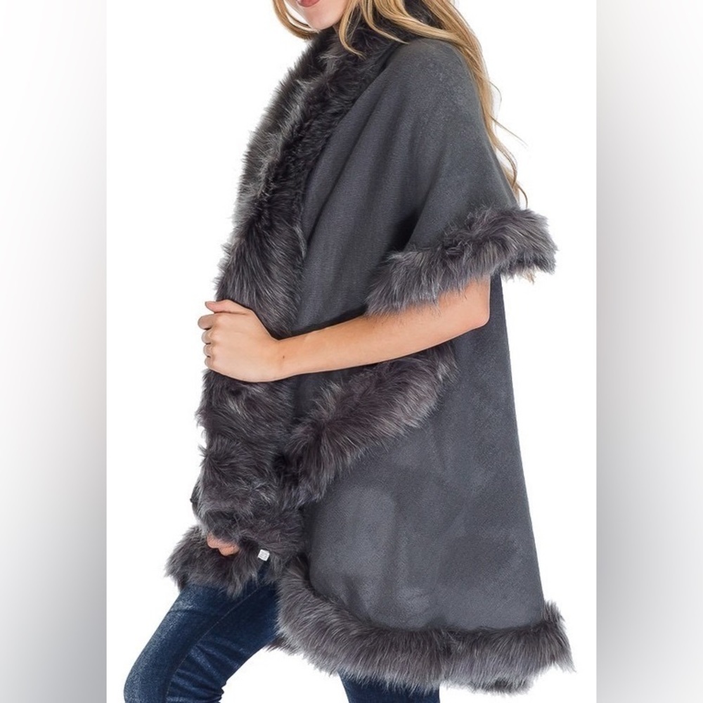 Luxurious Winter Gray Faux Fur Double Layer CAPE - Picture 3 of 9